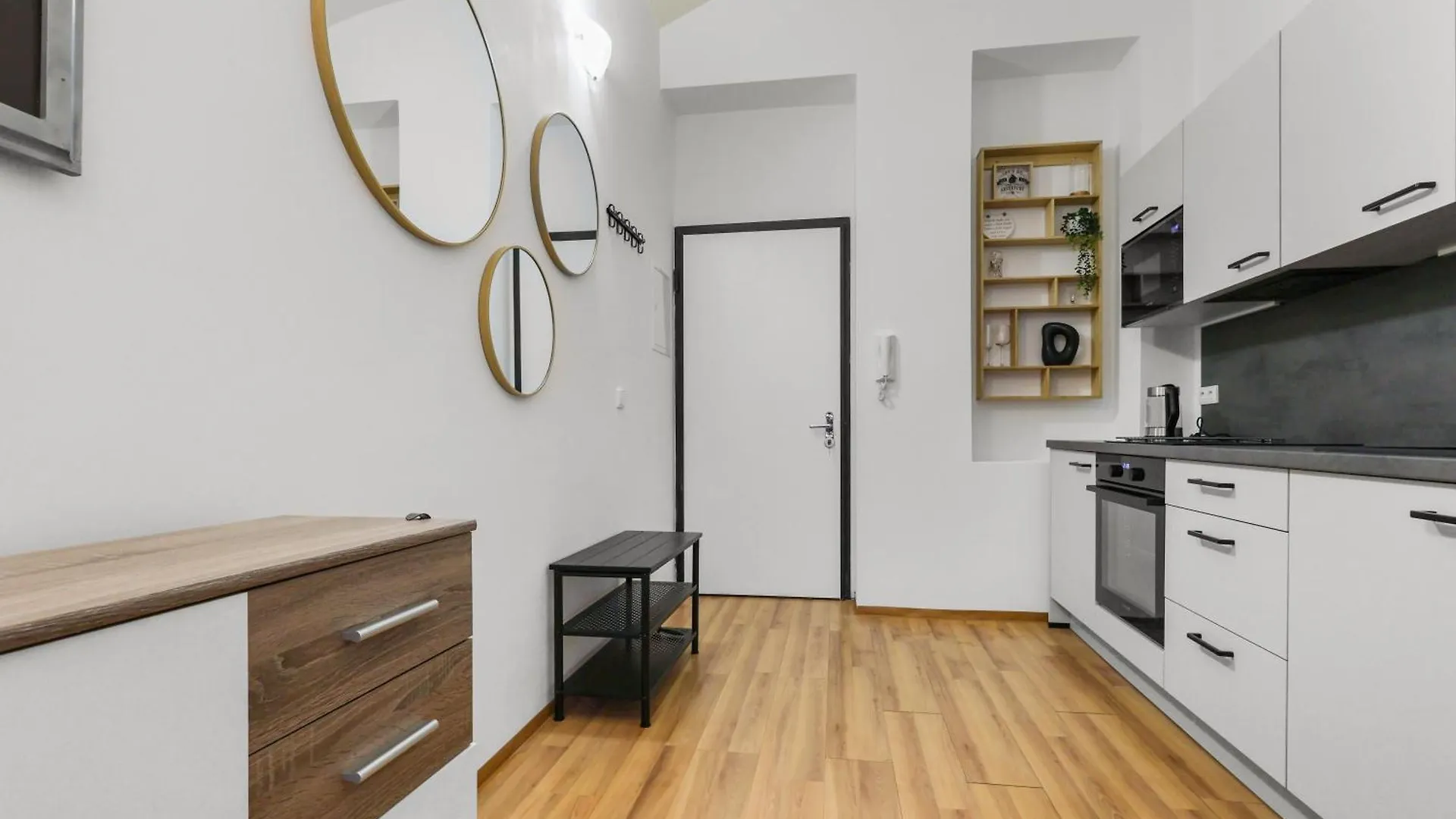Cozy Stay Near City Center - Zizkov Prague Apartment